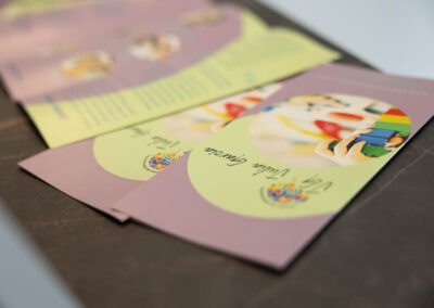 Folletos promocionales del Centro Julia García sobre sus servicios educativos y terapéuticos