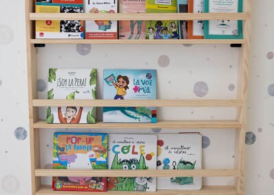 Estantería con libros infantiles en el Centro Julia García