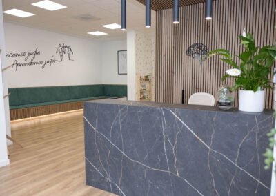 Mostrador de recepción del Centro Julia García con decoración cálida y moderna