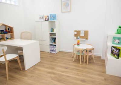 Sala de terapias infantiles del Centro Julia García en Vilagarcía, equipada para actividades educativas